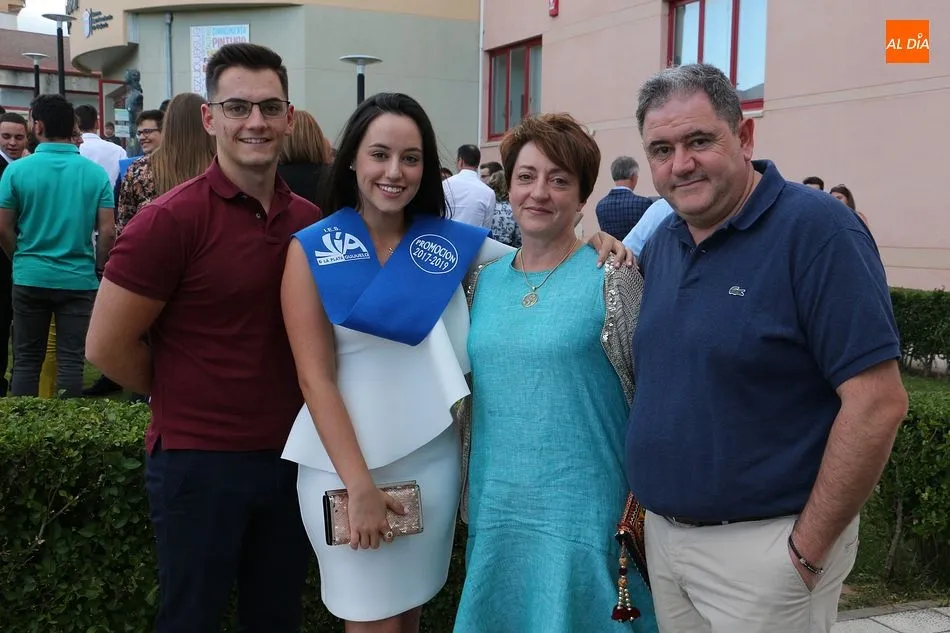 Foto 7 - Los alumnos del IES V&iacute;a de la Plata celebran su graduaci&oacute;n