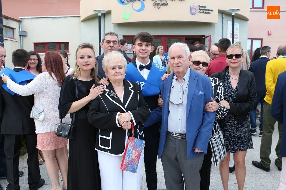 Foto 6 - Los alumnos del IES V&iacute;a de la Plata celebran su graduaci&oacute;n