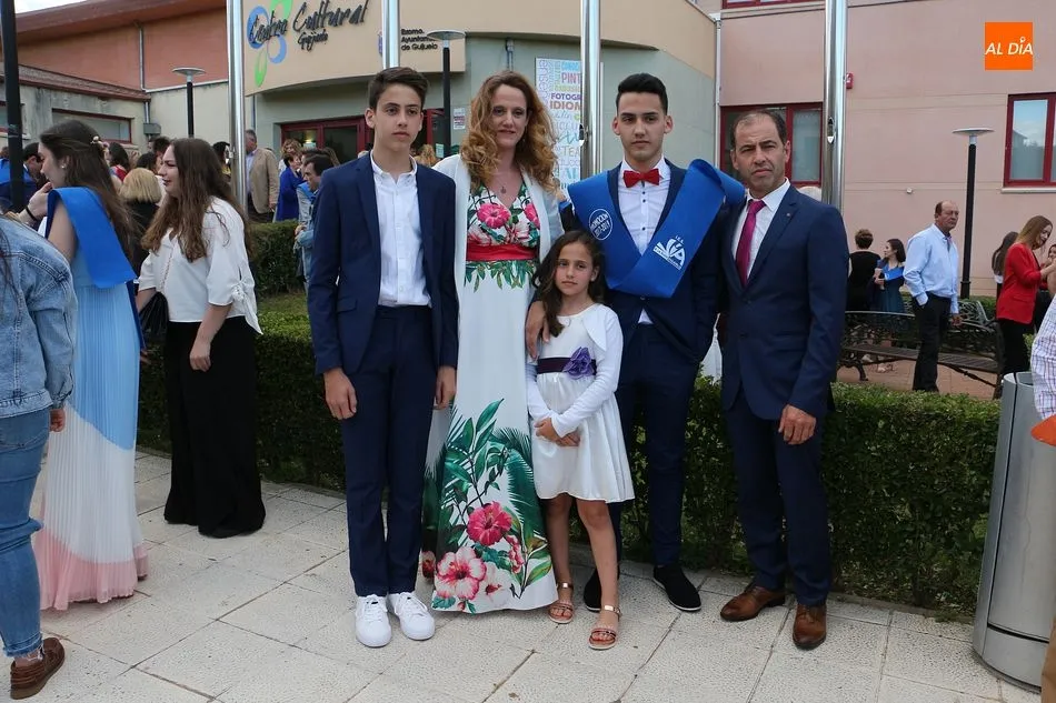 Foto 3 - Los alumnos del IES V&iacute;a de la Plata celebran su graduaci&oacute;n