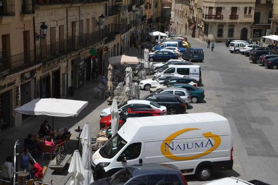 Foto 3 - La Plaza Mayor mirobrigense dice adi&oacute;s a su imagen &lsquo;invernal&rsquo;  
