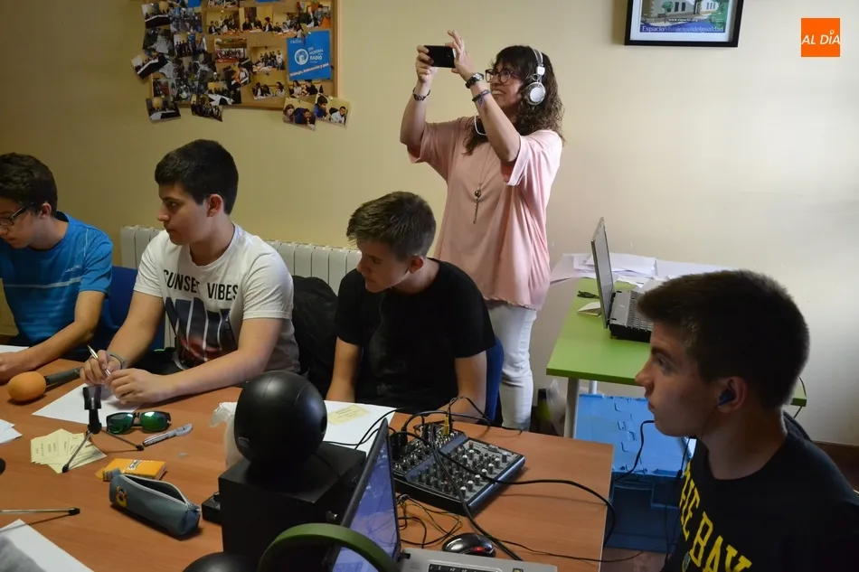 Foto 5 - Radio i realiza una ronda de entrevistas a j&oacute;venes en su &uacute;ltima emisi&oacute;n de la temporada  