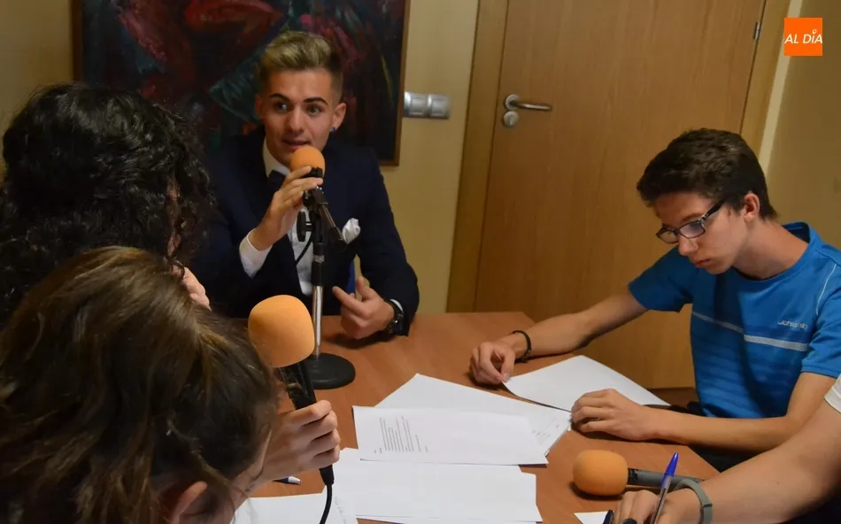 Foto 4 - Radio i realiza una ronda de entrevistas a j&oacute;venes en su &uacute;ltima emisi&oacute;n de la temporada  