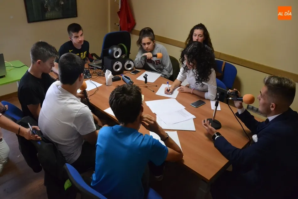 Foto 2 - Radio i realiza una ronda de entrevistas a j&oacute;venes en su &uacute;ltima emisi&oacute;n de la temporada  