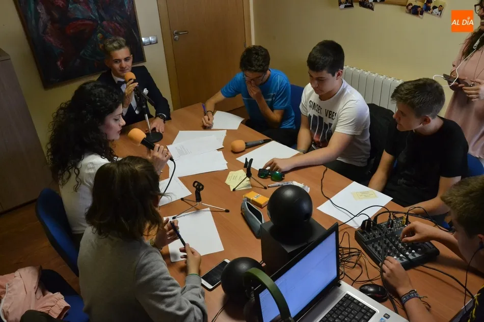 Foto 6 - Radio i realiza una ronda de entrevistas a j&oacute;venes en su &uacute;ltima emisi&oacute;n de la temporada  