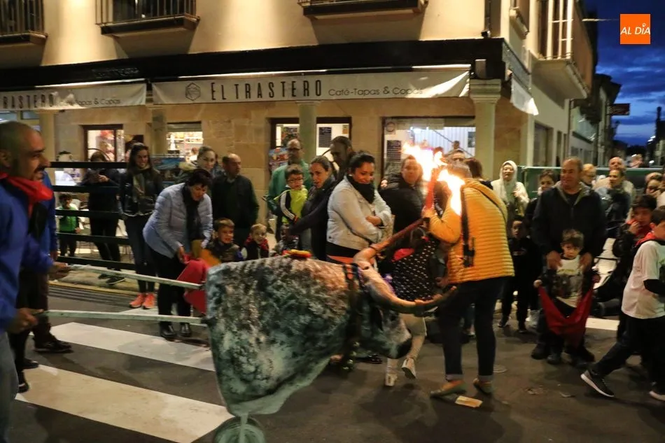Foto 6 - La Asociaci&oacute;n Taurina Villa de Vitigudino llena las calles de algarab&iacute;a con el I Toro de Caj&oacute;n...