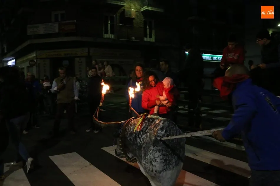 Foto 4 - La Asociaci&oacute;n Taurina Villa de Vitigudino llena las calles de algarab&iacute;a con el I Toro de Caj&oacute;n...