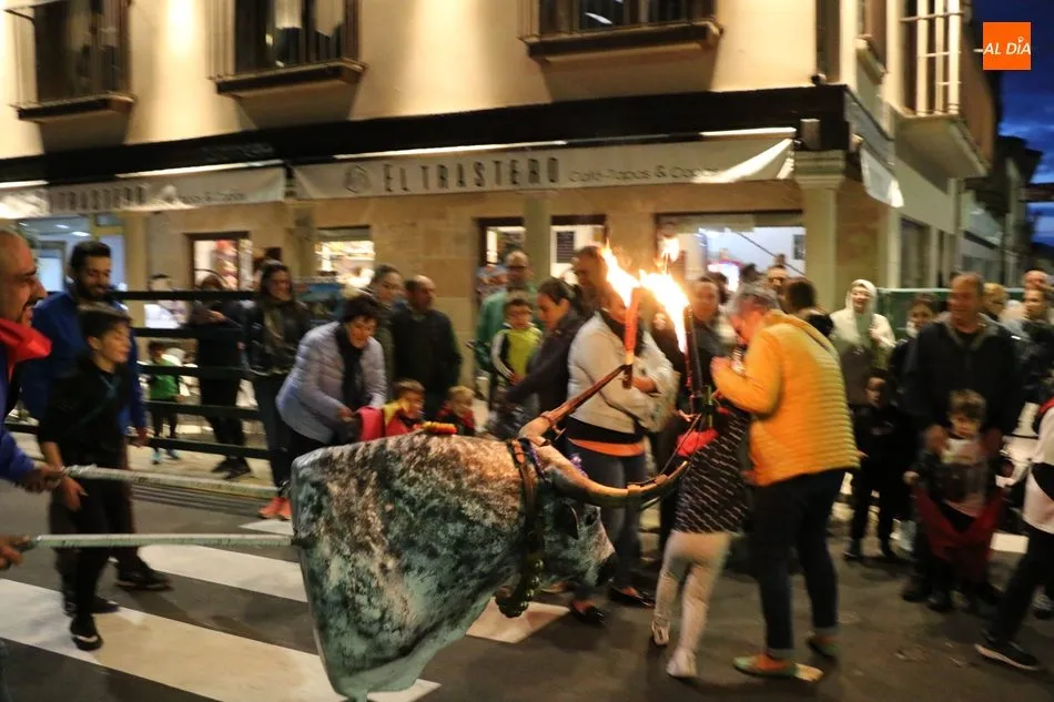Foto 2 - La Asociaci&oacute;n Taurina Villa de Vitigudino llena las calles de algarab&iacute;a con el I Toro de Caj&oacute;n...