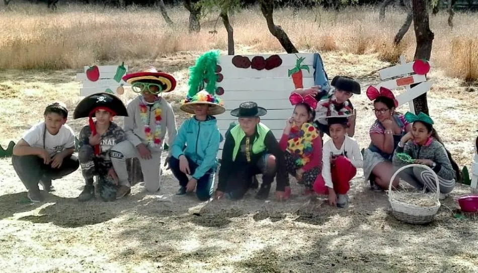 Los niños de El Puente cierran las visitas escolares al huerto de Cáritas  