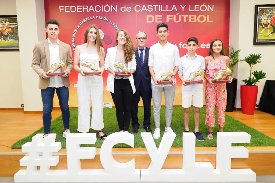 Foto 3 - Premio para tres jugadoras del CD Salamanca F&uacute;tbol Femenino