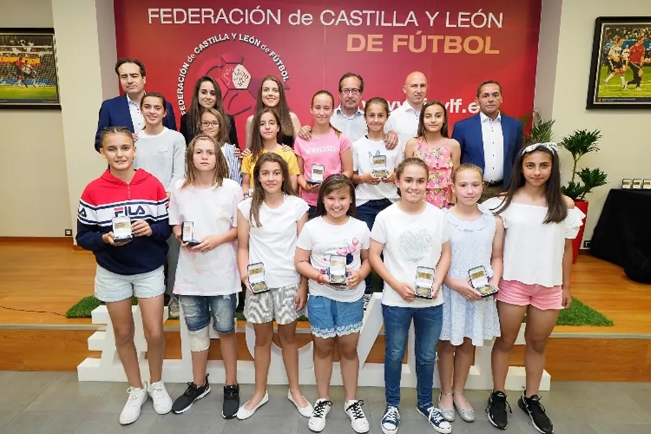 Foto 2 - Premio para tres jugadoras del CD Salamanca F&uacute;tbol Femenino