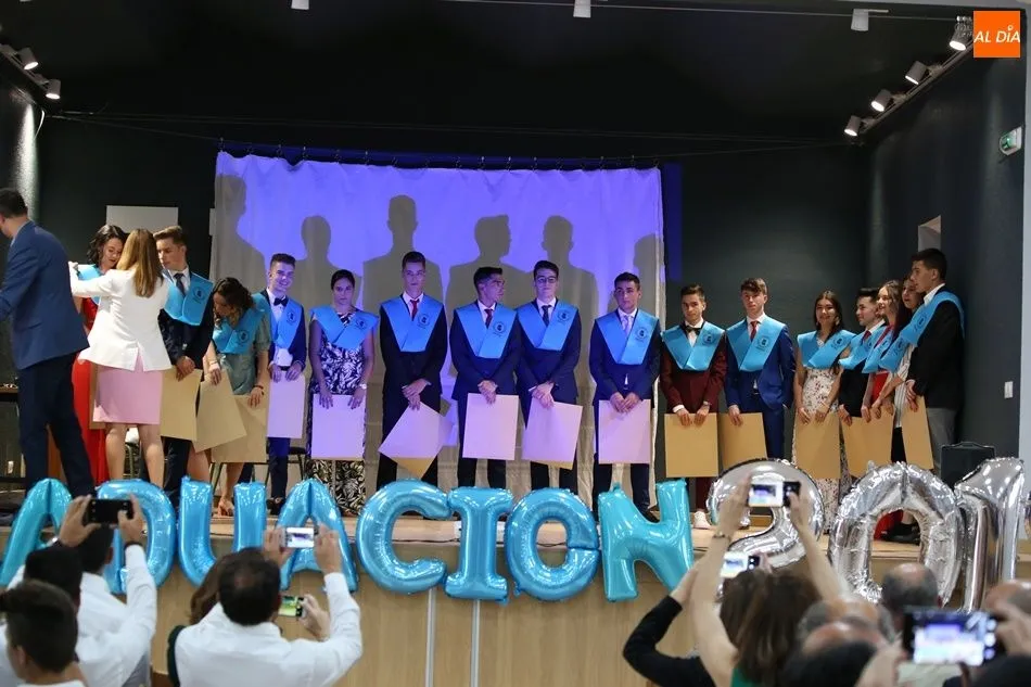 Foto 5 - Los bachilleres del IES Senara echan a volar