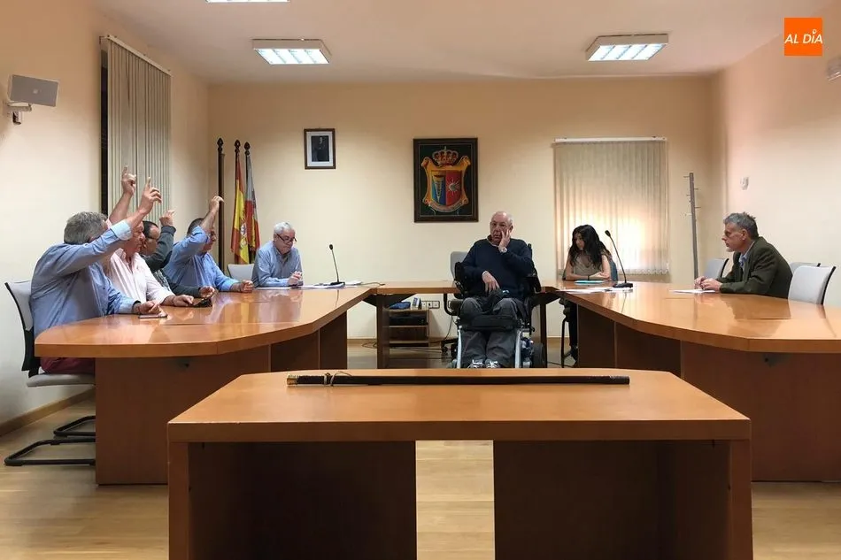 Foto 2 - Juli&aacute;n Mart&iacute;n renueva al frente de la Alcald&iacute;a de Villarino con el voto de sus cuatro concejales ...