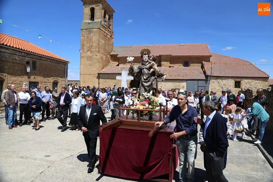 Los vecinos acompañan a la imagen del santo en el inicio de la procesión | Fotos: Víctor Sánchez