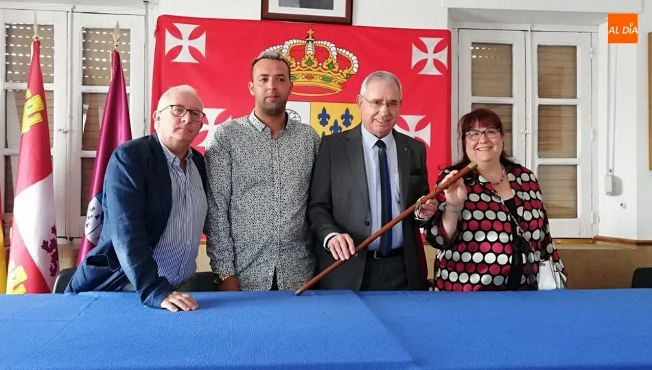 Francisco Alonso recogía de nuevo el bastón municipal como alcalde, aunque ahora por el PP