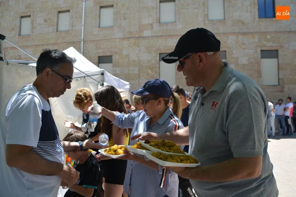 Foto 3 - Ambiente festivo y buen yantar en el Colegio San Agust&iacute;n