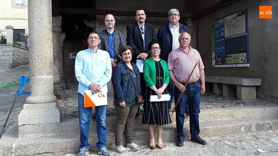Foto de familia de los ediles del Ayuntamiento de Hinojosa después del acto de la toma de posesión
