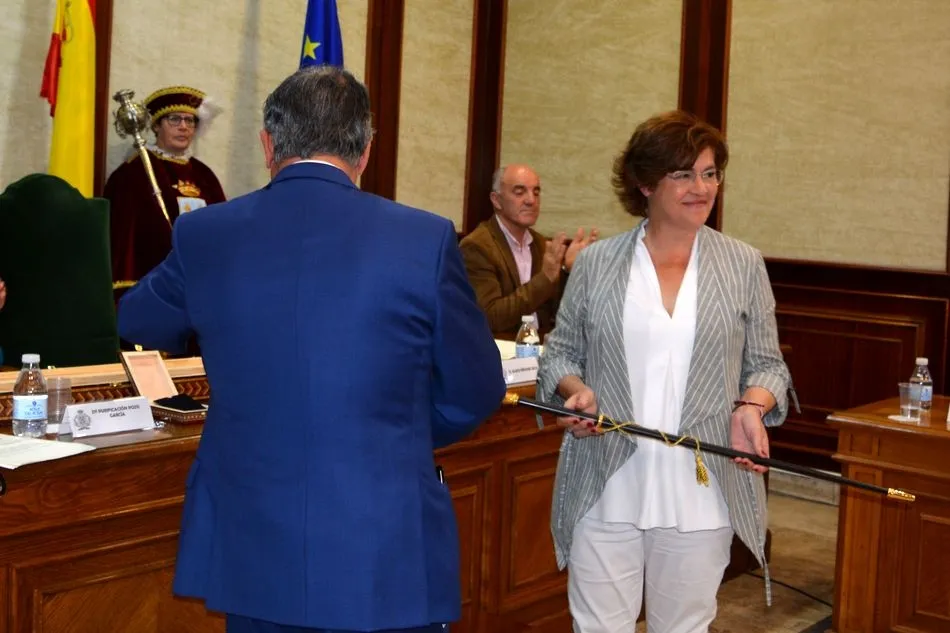 Foto 11 - Elena Mart&iacute;n V&aacute;zquez se convierte en alcaldesa de B&eacute;jar en el Pleno de Investidura