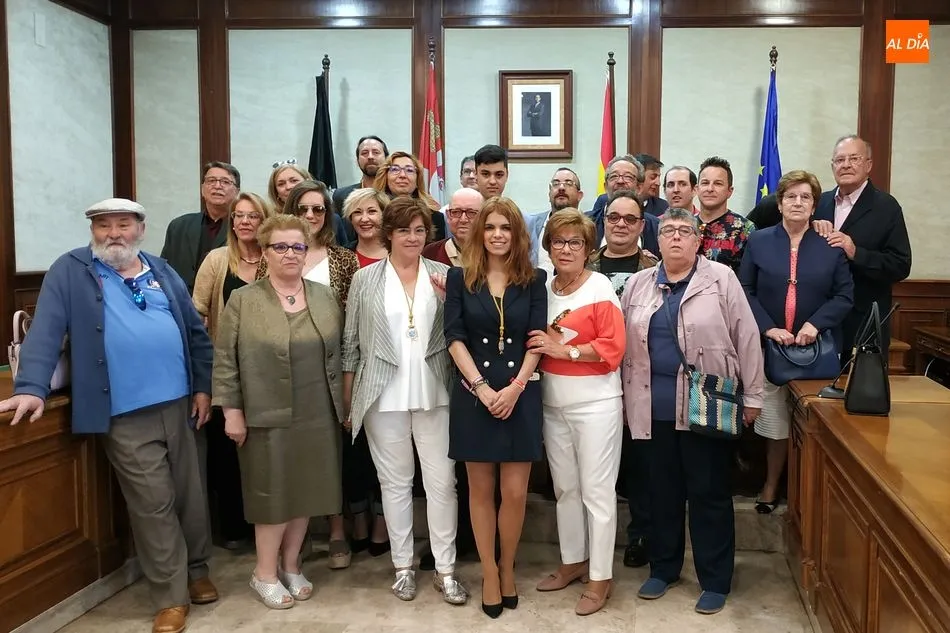 Foto 7 - Elena Mart&iacute;n V&aacute;zquez se convierte en alcaldesa de B&eacute;jar en el Pleno de Investidura