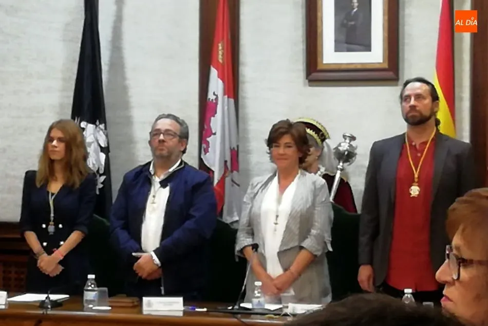 Foto 6 - Elena Mart&iacute;n V&aacute;zquez se convierte en alcaldesa de B&eacute;jar en el Pleno de Investidura