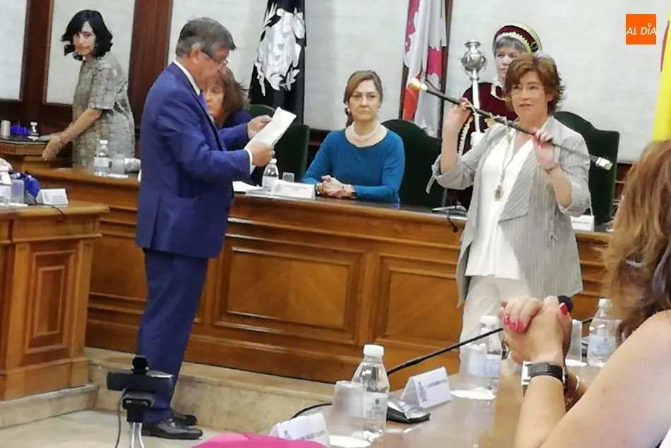 Foto 10 - Elena Mart&iacute;n V&aacute;zquez se convierte en alcaldesa de B&eacute;jar en el Pleno de Investidura