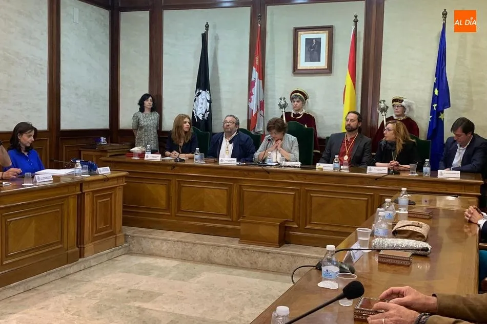 Foto 2 - Elena Mart&iacute;n V&aacute;zquez se convierte en alcaldesa de B&eacute;jar en el Pleno de Investidura