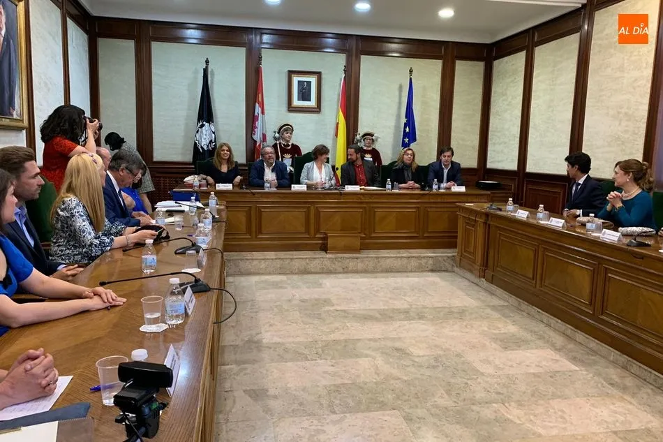 Foto 3 - Elena Mart&iacute;n V&aacute;zquez se convierte en alcaldesa de B&eacute;jar en el Pleno de Investidura