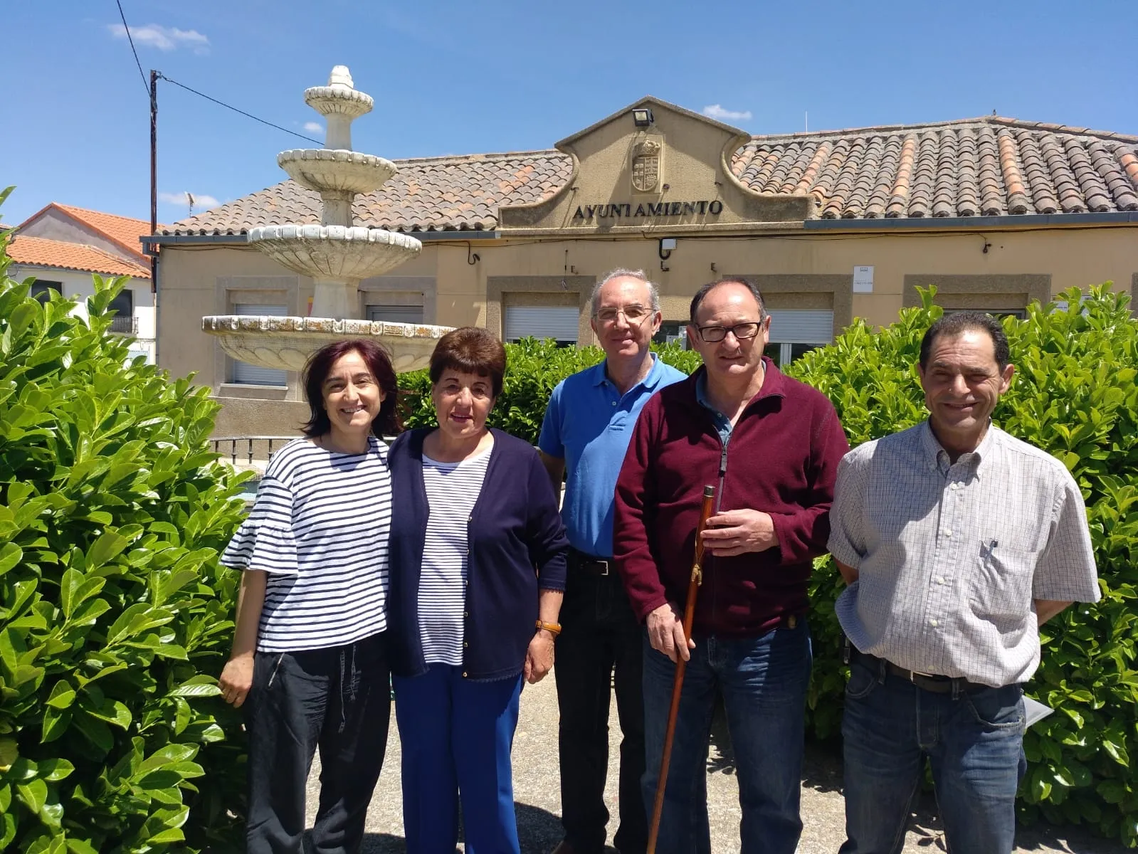 Ángel Goméz, con el bastón de mando, junto al resto de la corporación