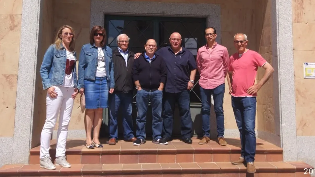 La nueva corporación municipal, en la entrada del ayuntamiento