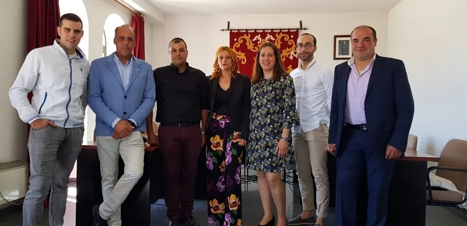 Javier Bolao, segundo por la izquierda, junto a la nueva corporación municipal