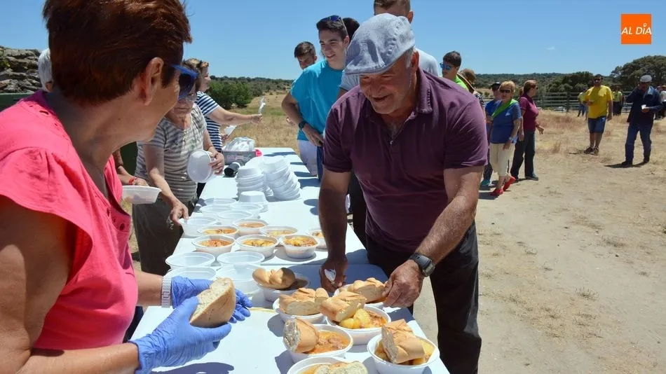 Foto 4 - Los vecinos de Hinojosa disfrutan de una agradable jornada campera como pre&aacute;mbulo a las Fiestas de ...