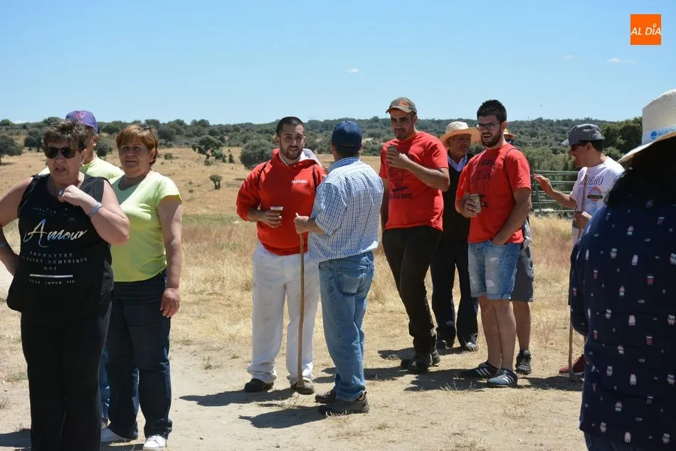 Foto 3 - Los vecinos de Hinojosa disfrutan de una agradable jornada campera como pre&aacute;mbulo a las Fiestas de ...