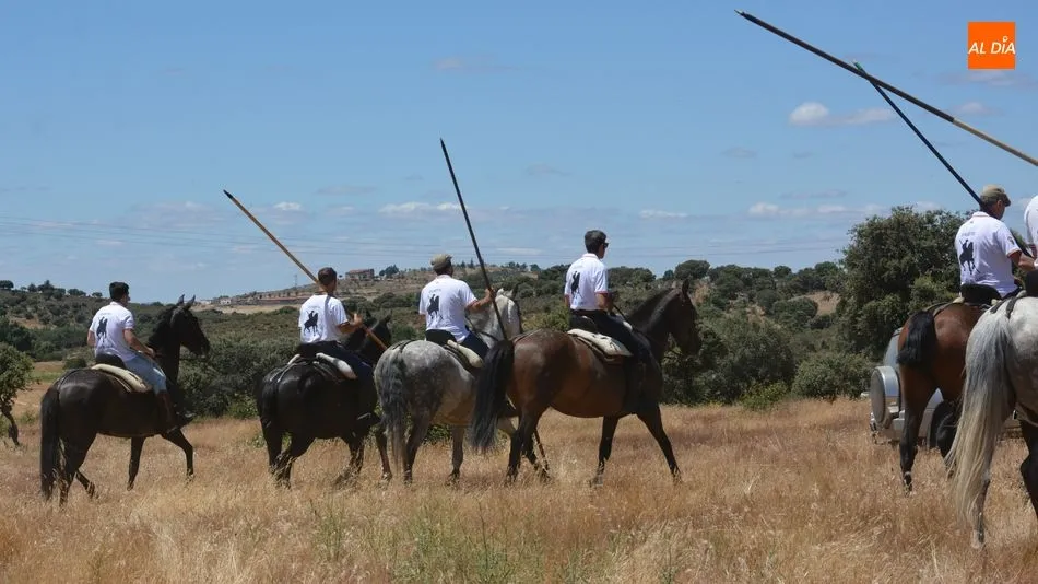 Foto 11 - Los vecinos de Hinojosa disfrutan de una agradable jornada campera como pre&aacute;mbulo a las Fiestas de ...