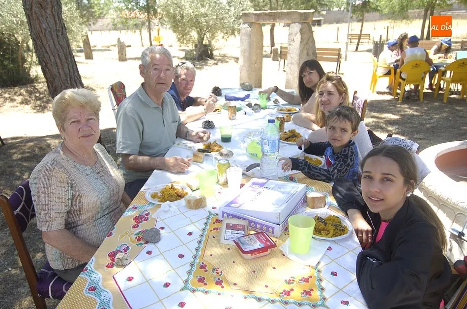 Con los platos de paella listos para empezar a comer | Fotos Adrián Martín