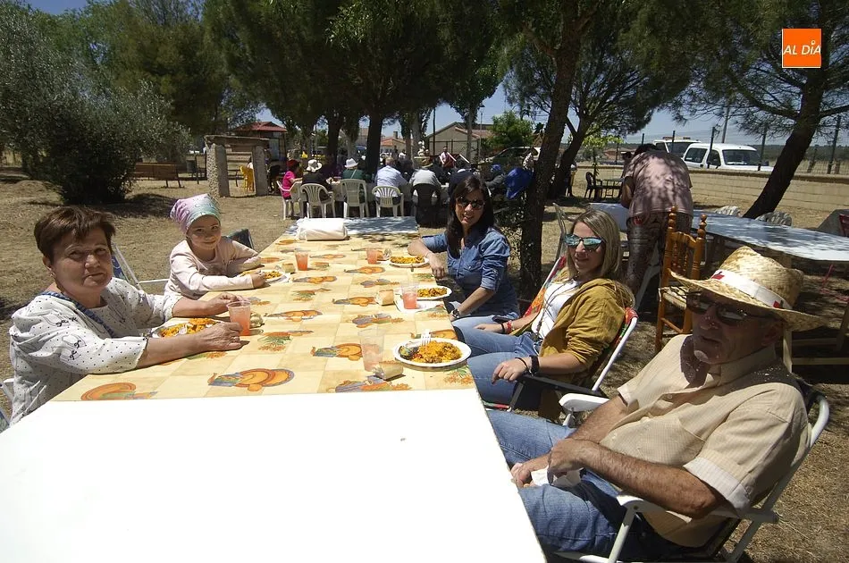 Foto 10 - Vecinos y forasteros dan buena cuenta en Campillo de Azaba de una paella gigante  