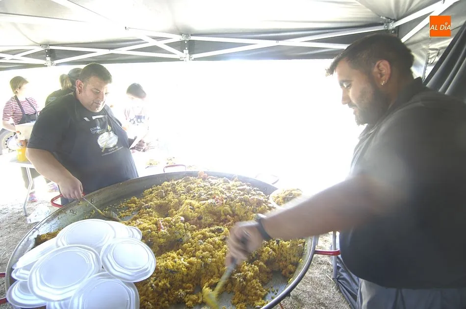 Foto 9 - Vecinos y forasteros dan buena cuenta en Campillo de Azaba de una paella gigante  
