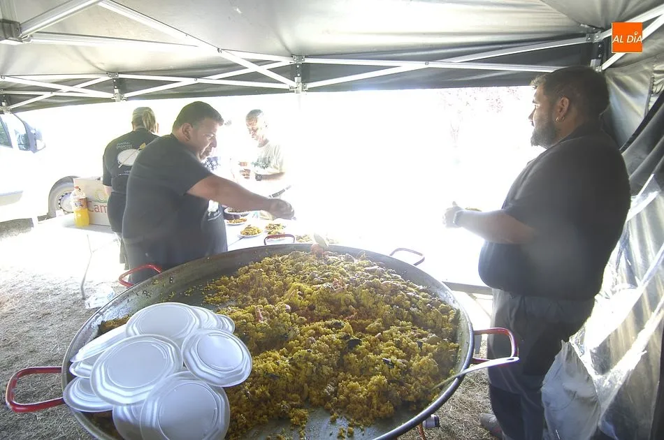 Foto 8 - Vecinos y forasteros dan buena cuenta en Campillo de Azaba de una paella gigante  