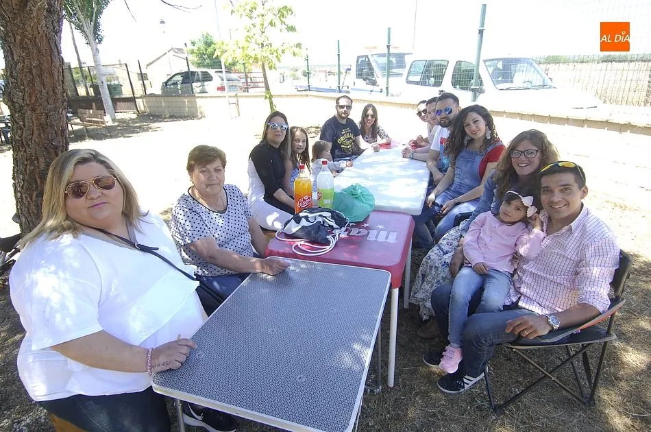 Foto 4 - Vecinos y forasteros dan buena cuenta en Campillo de Azaba de una paella gigante  