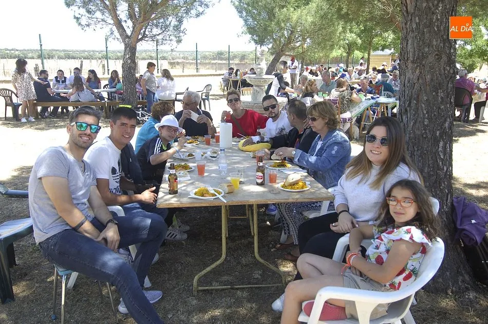 Foto 2 - Vecinos y forasteros dan buena cuenta en Campillo de Azaba de una paella gigante  