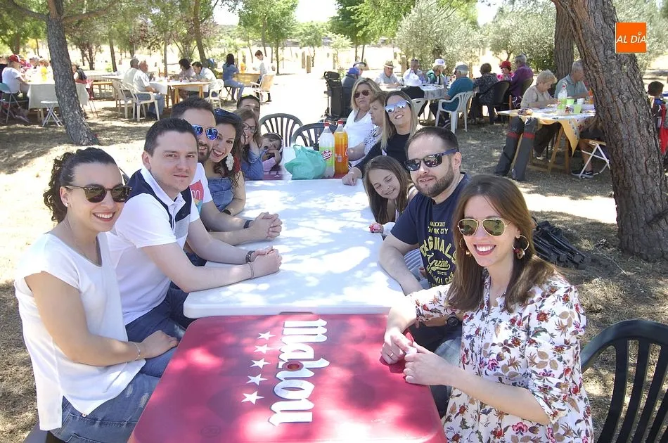 Foto 3 - Vecinos y forasteros dan buena cuenta en Campillo de Azaba de una paella gigante  