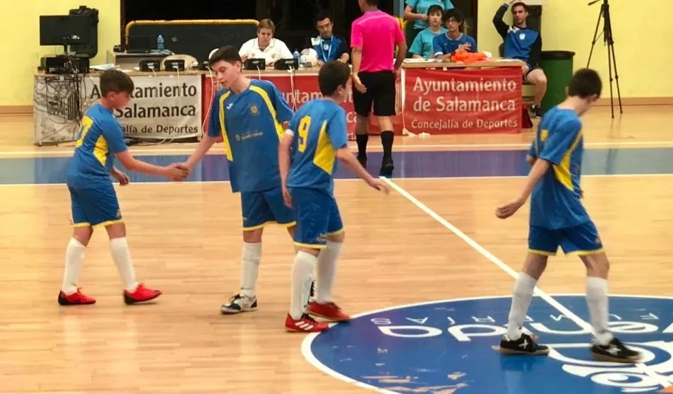 El equipo Infantil celebra uno de los goles logrados en los partidos del sábado