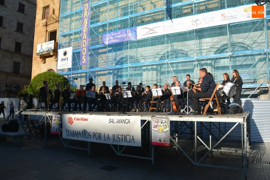 Foto 10 - La Plaza de los Bandos se llena de sones de dulzaina y percusi&oacute;n