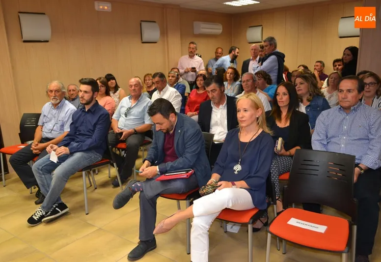Foto 11 - El socialista Antonio M&eacute;ndez toma posesi&oacute;n de su cargo como alcalde de Macotera, buscando el...