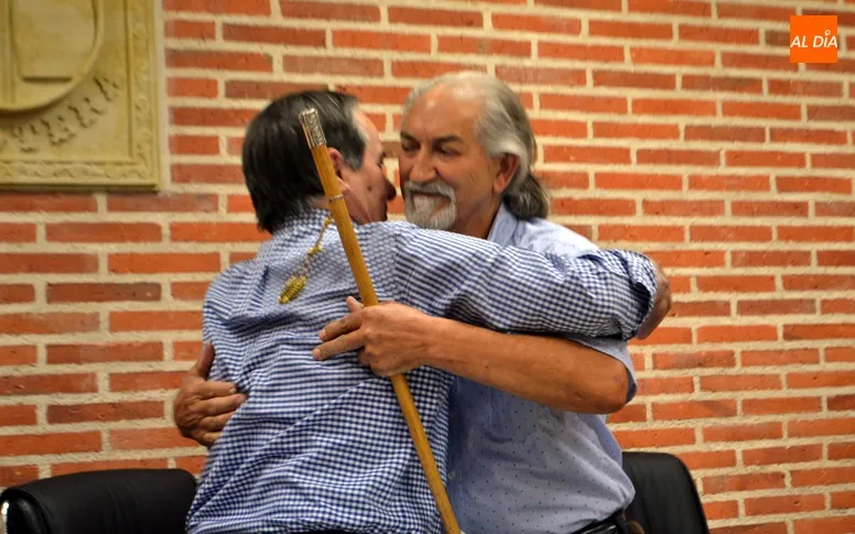 Foto 10 - El socialista Antonio M&eacute;ndez toma posesi&oacute;n de su cargo como alcalde de Macotera, buscando el...