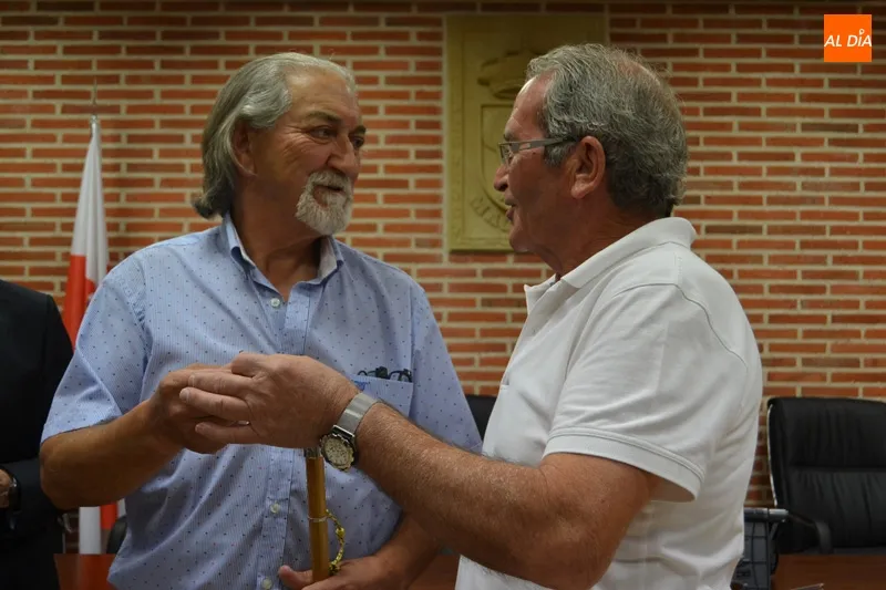 Foto 7 - El socialista Antonio M&eacute;ndez toma posesi&oacute;n de su cargo como alcalde de Macotera, buscando el...