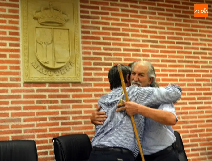 Foto 6 - El socialista Antonio M&eacute;ndez toma posesi&oacute;n de su cargo como alcalde de Macotera, buscando el...
