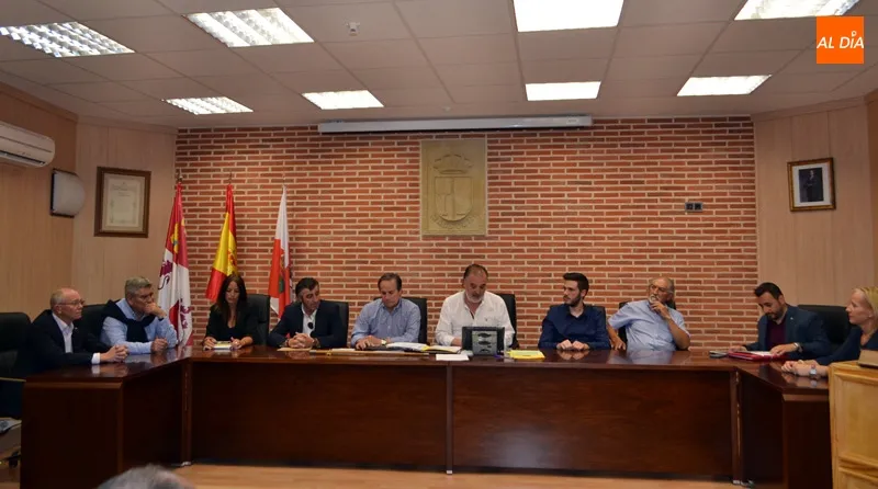Foto 5 - El socialista Antonio M&eacute;ndez toma posesi&oacute;n de su cargo como alcalde de Macotera, buscando el...