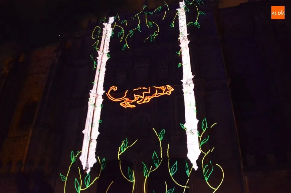 La portada de la fachada de la Universidad, un lienzo único de Luz y Vanguardias