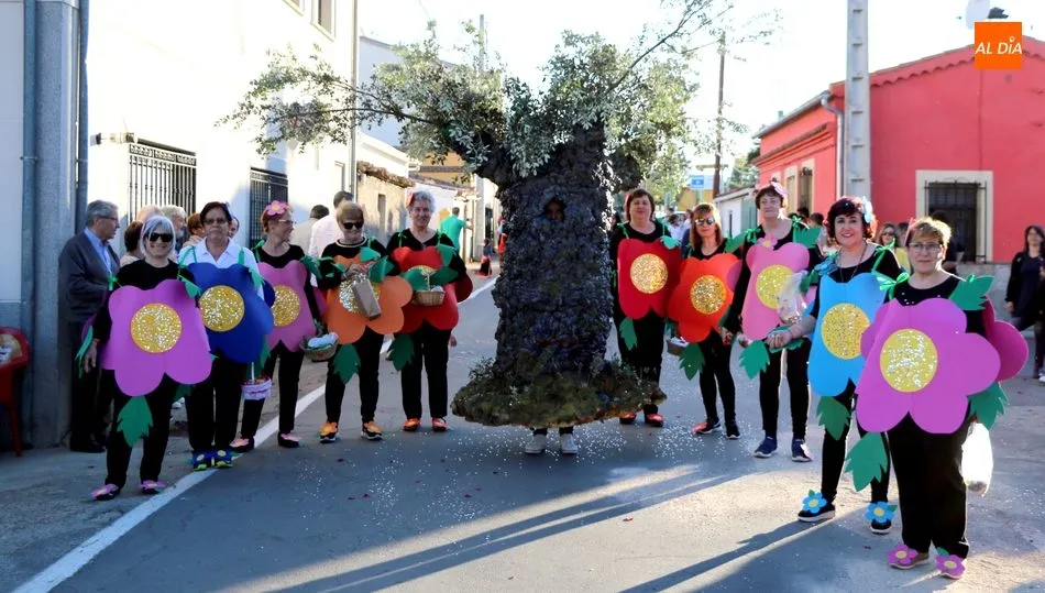 La Asociación de Mujeres La encina verde, volvió a sorprender en el desfile de peñas / CORRAL