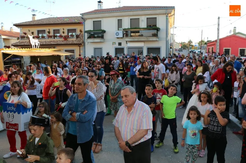 Foto 10 - El desfile de pe&ntilde;as y carrozas marca el inicio de las fiestas del Sant&iacute;simo en Boada  