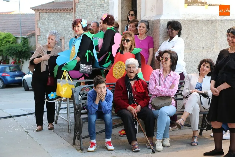 Foto 9 - El desfile de pe&ntilde;as y carrozas marca el inicio de las fiestas del Sant&iacute;simo en Boada  